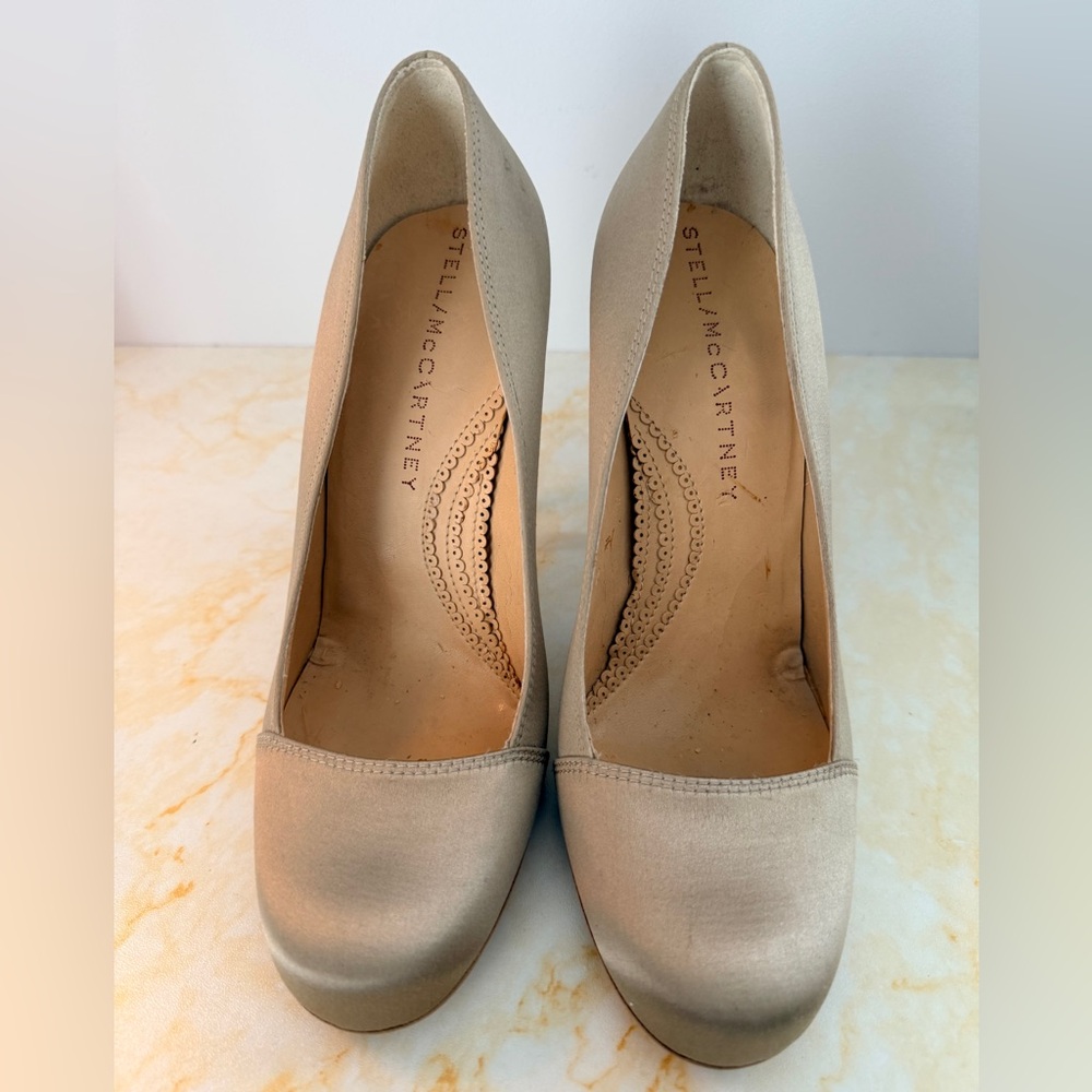 Stella McCartney olive green satin pumps. 38/8-8.5